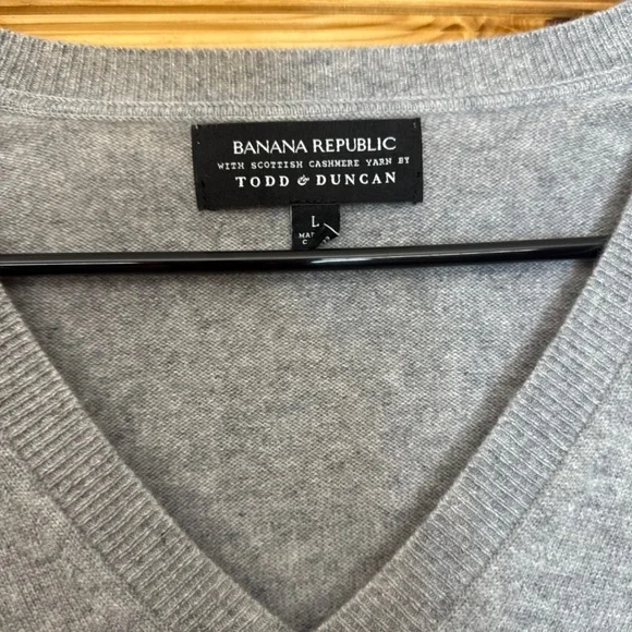 Banana republic Todd & Duncan Scottish 100% cashmere V-neck pullover Large - Picture 2 of 7